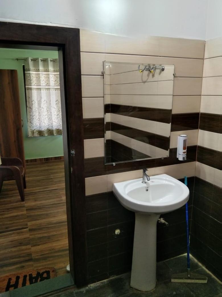 Crescent Moon Homestay Rishikesh Phòng bức ảnh